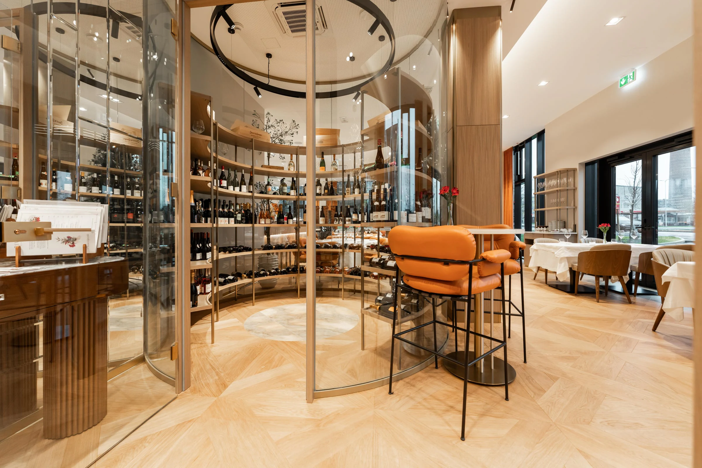 RIVA restaurant, Avaliku ruumi eritellimusmööbel — projekti pilt 3