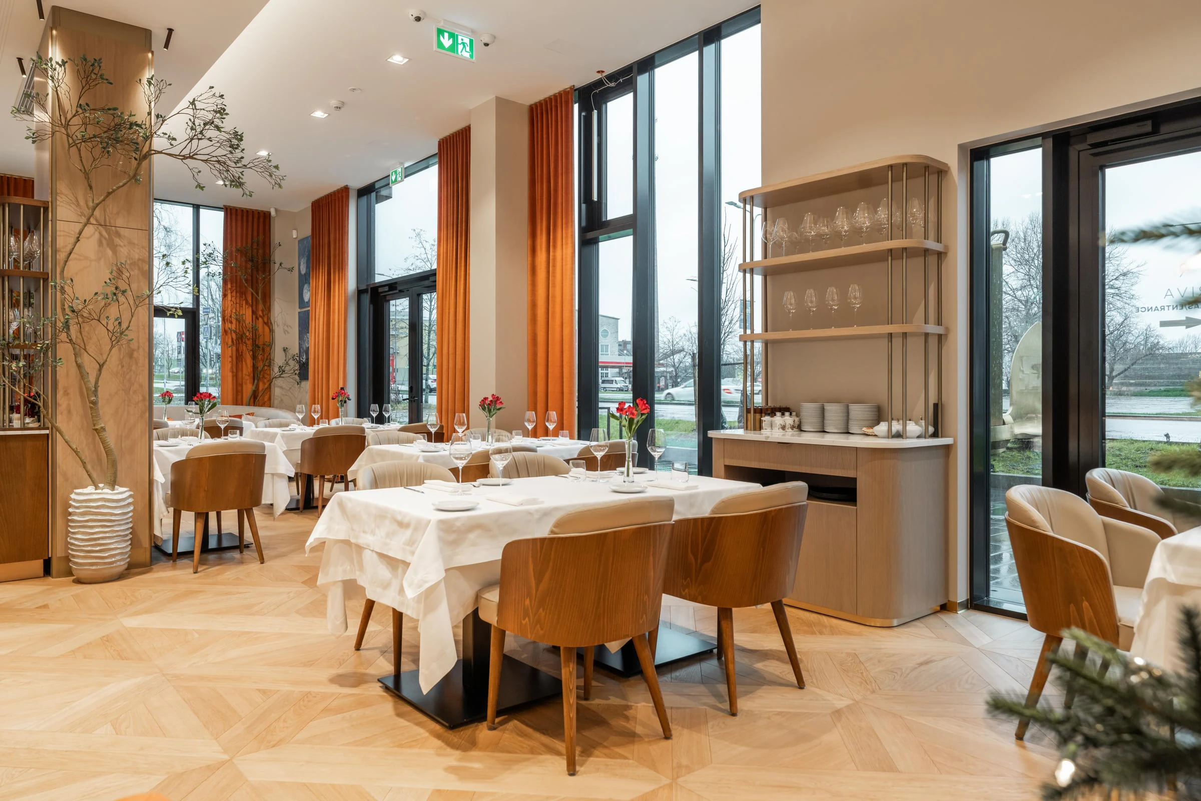 RIVA restaurant, Avaliku ruumi eritellimusmööbel — projekti pilt 5